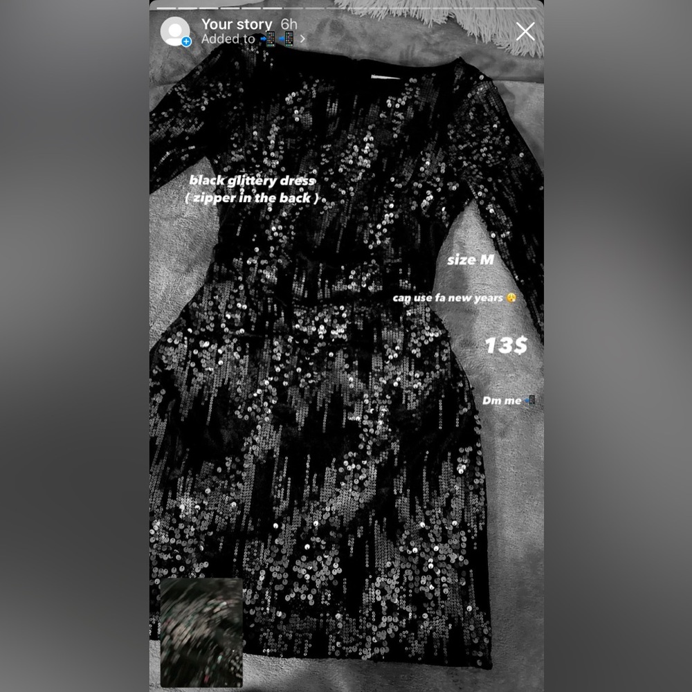 This black glittery dress with zipper in the back . 😍